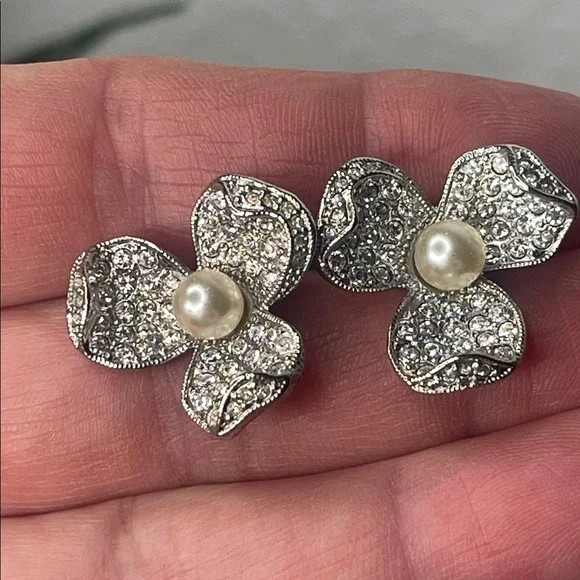 Vintage CIRO Crystal Flower Stud Earrings with Pearl Center. - Picture 7 of 7